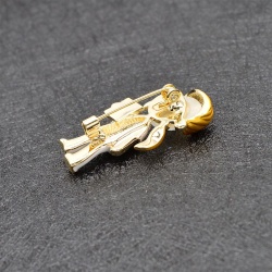 Брошь девушка врач